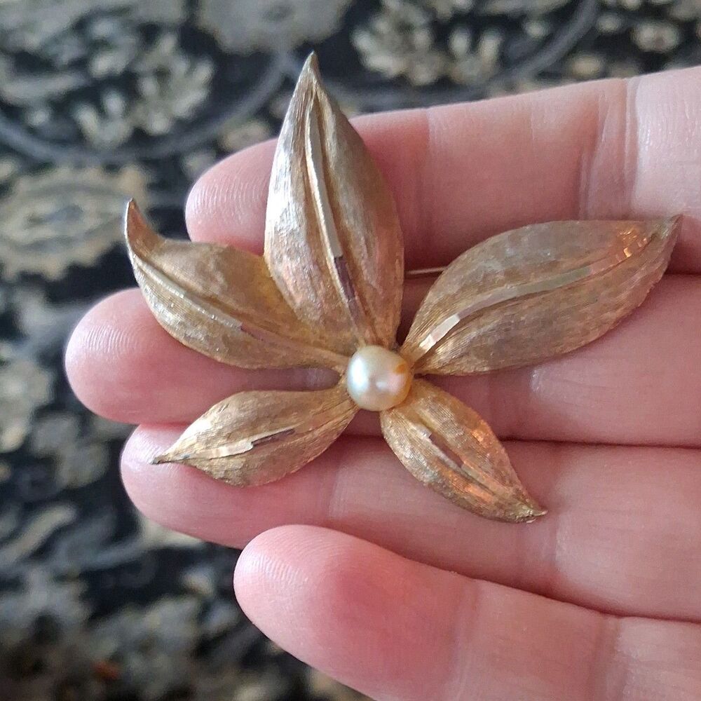 RARE Vintage signed Campus Jr 61 Flower Brooch Pearl Gold Tone 2”Pin Brooch